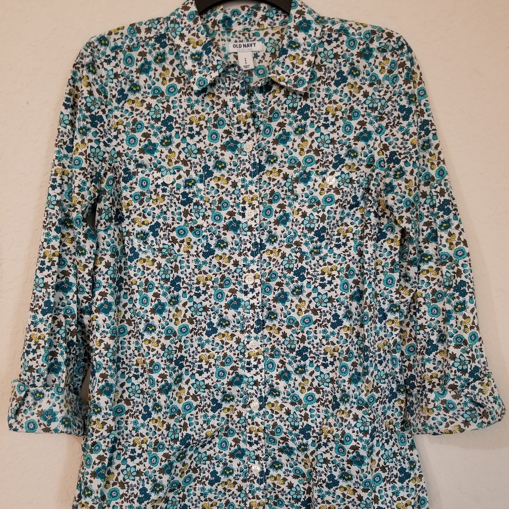 Old Navy Flowered Button Up 💮
